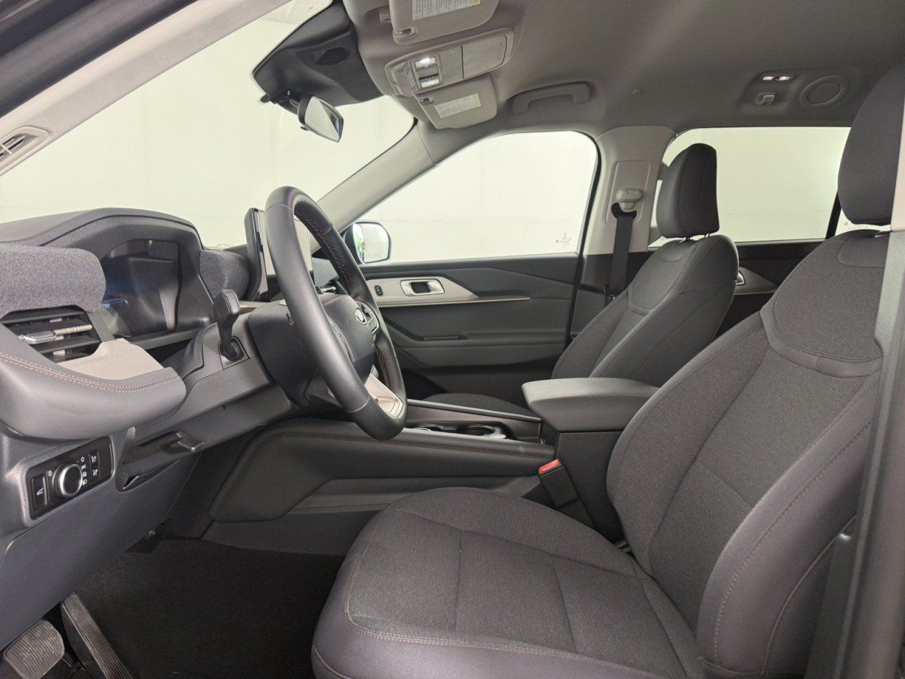 Used 2025 Ford Explorer Active AWD/4WD image 15