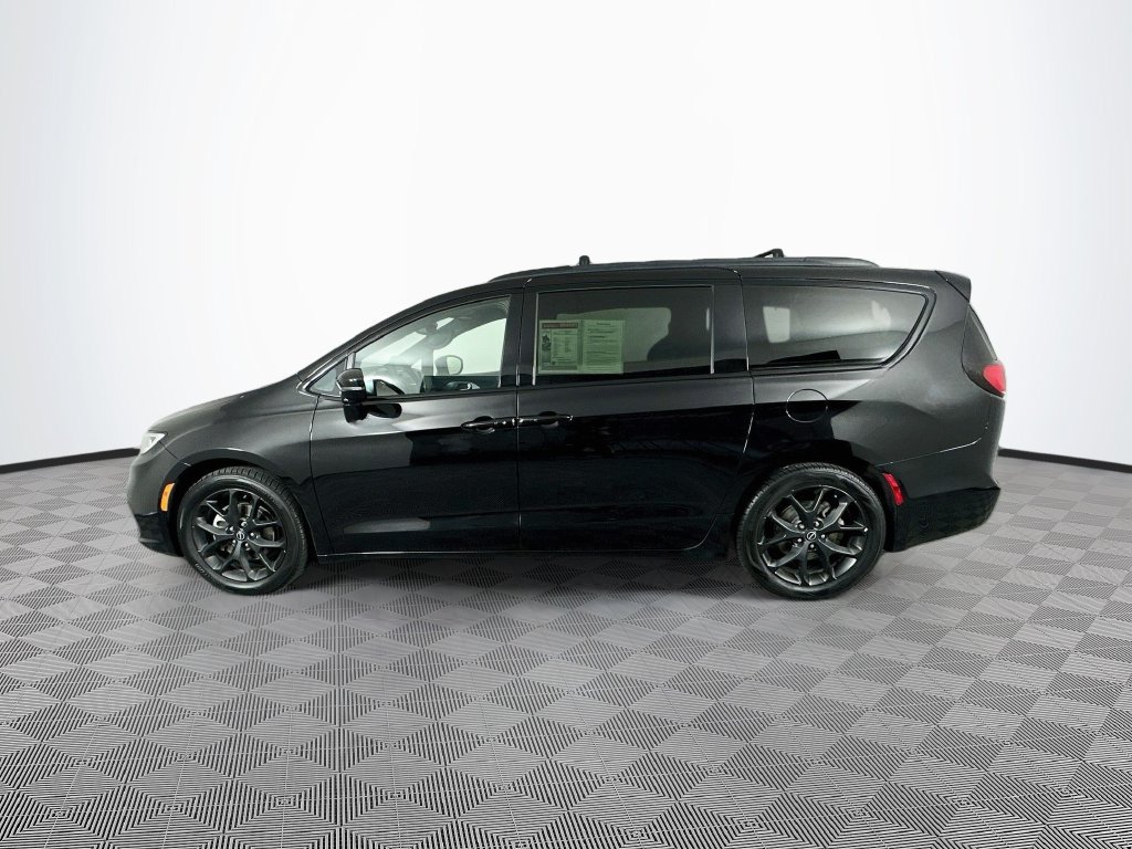 Certified 2025 Chrysler Pacifica Limited FWD image 6