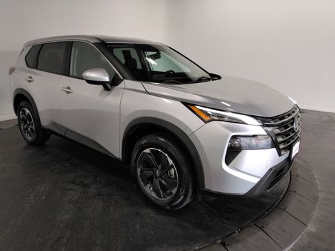 Used 2024 Nissan Rogue SV image 3