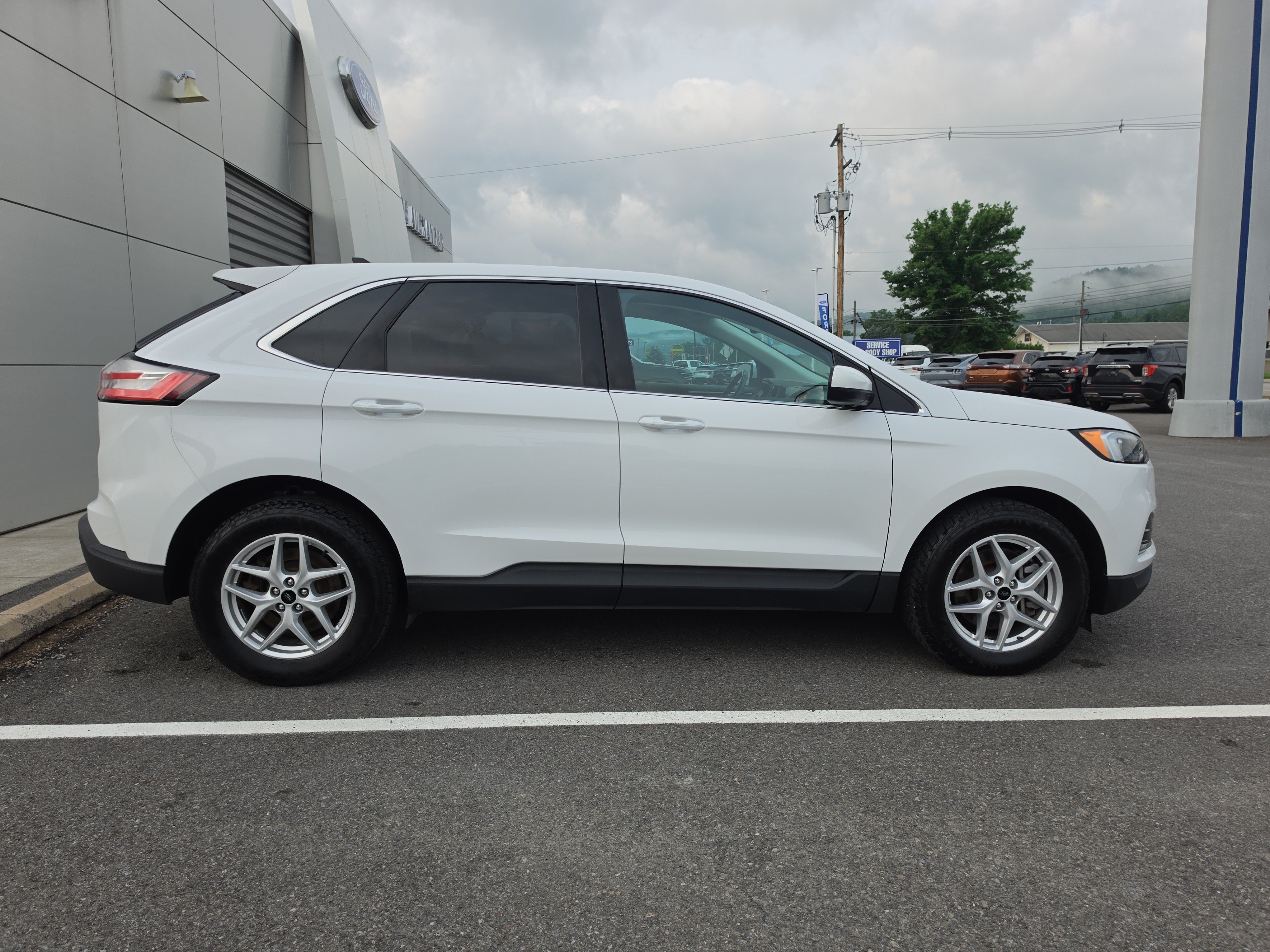 Used 2023 Ford Edge SEL AWD/4WD image 2