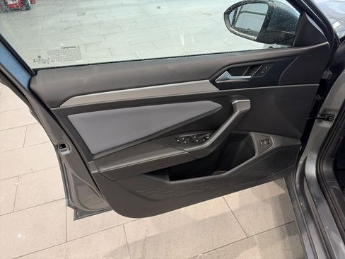 Certified 2025 Volkswagen Jetta SE image 8