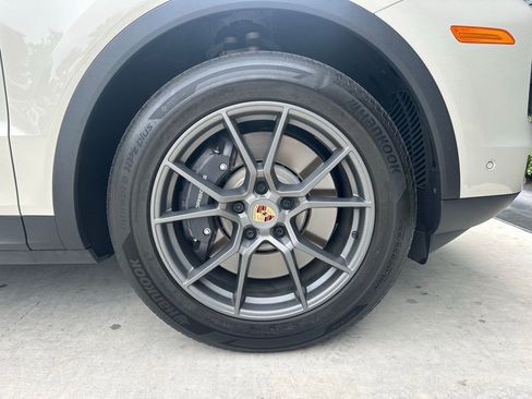 Certified 2025 Porsche Cayenne E-Hybrid AWD/4WD image 15