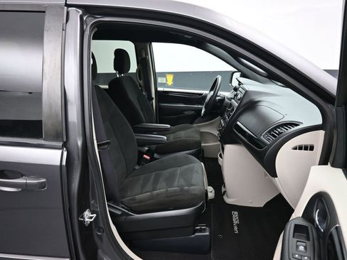 Used 2016 Dodge Grand Caravan SE image 46