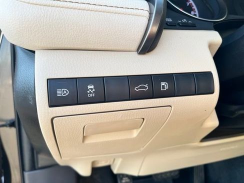 Used 2018 Toyota Camry LE w/ Convenience Package FWD image 26