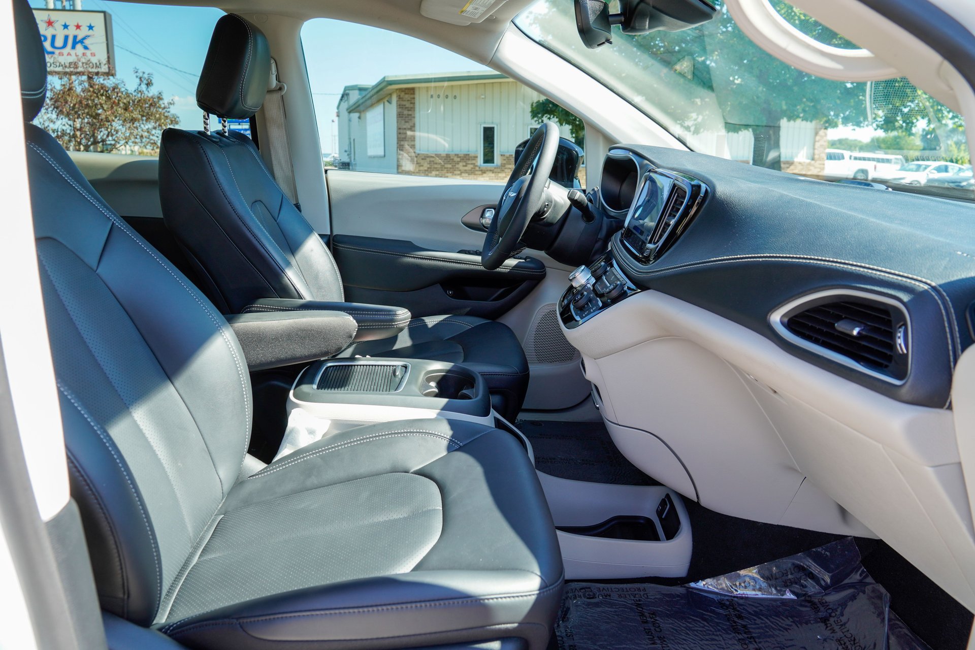 Used 2024 Chrysler Pacifica Limited FWD image 19