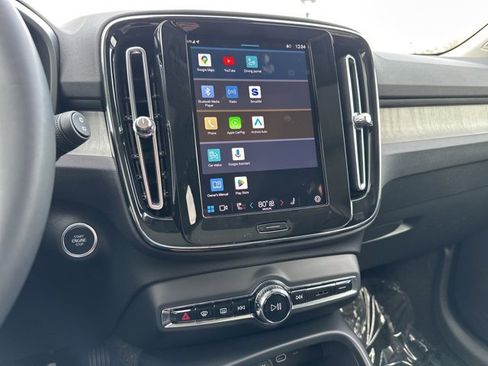 Certified 2024 Volvo XC40 B5 Core image 24