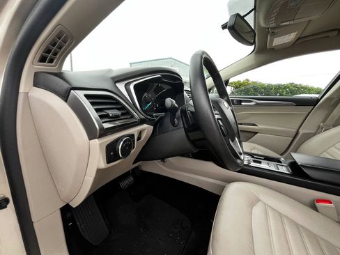Used 2017 Ford Fusion SE w/ Fusion SE Technology Package FWD image 14