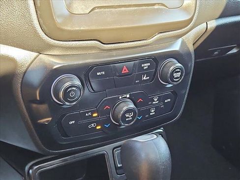 Used 2021 Jeep Renegade Latitude w/ Sun & Sound Group FWD image 13