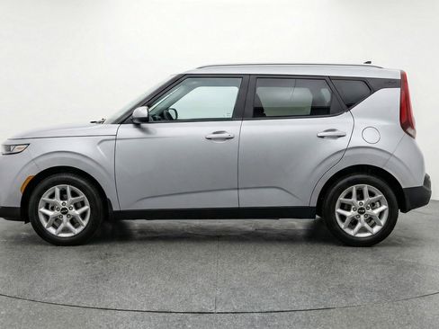 Used 2025 Kia Soul LX w/ LX Technology Package image 4