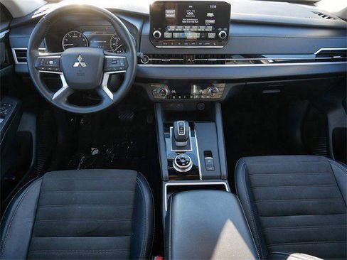 Used 2023 Mitsubishi Outlander SE image 11