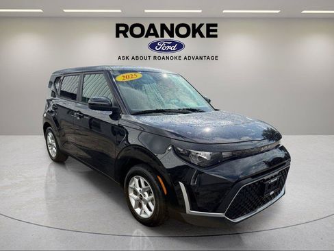 Used 2025 Kia Soul LX FWD image 4