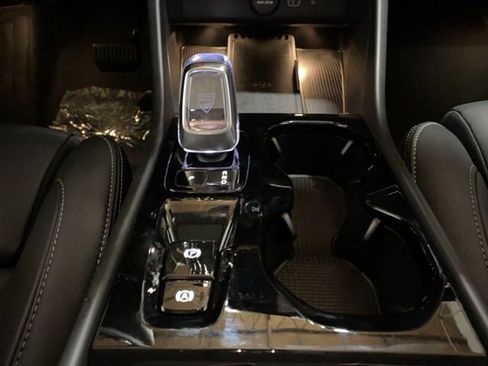 Used 2025 Volvo XC40 B5 Plus image 60