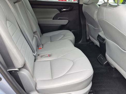 Used 2020 Toyota Highlander XLE AWD/4WD image 29