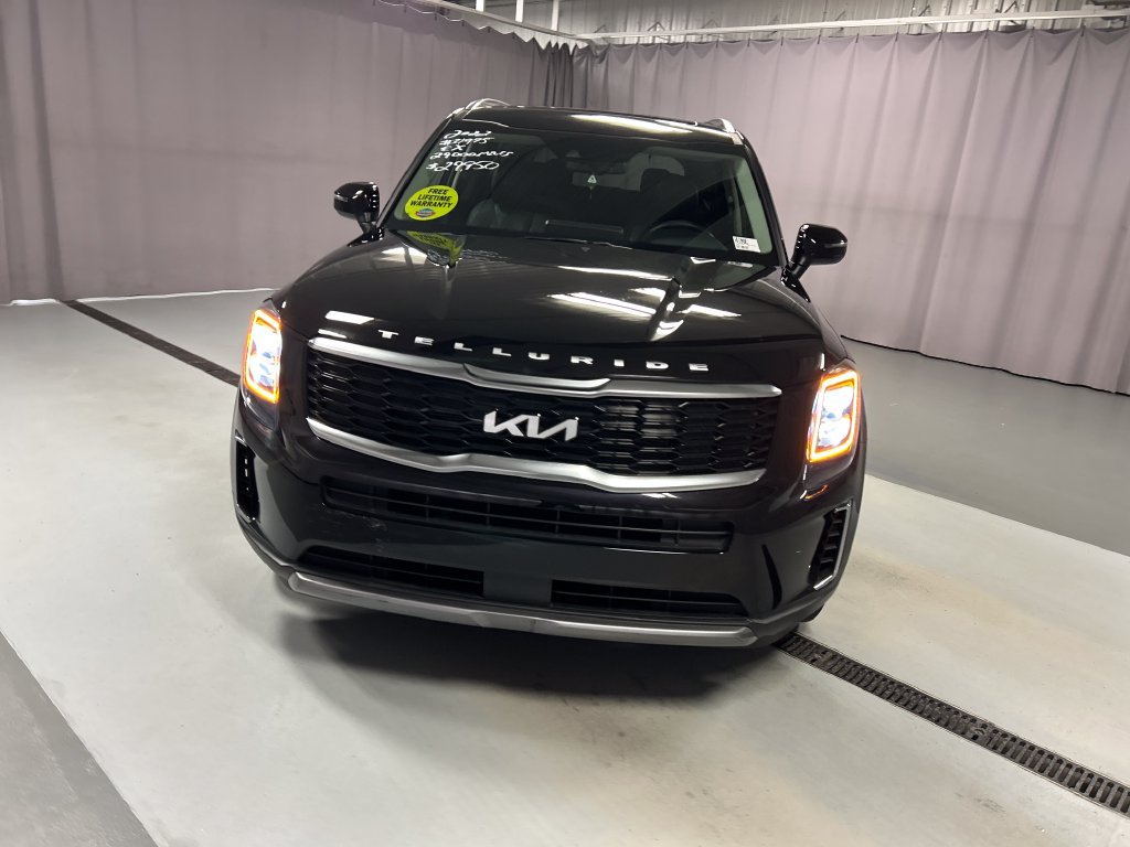 Used 2022 Kia Telluride EX w/ EX Premium Package FWD image 2