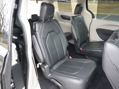 Used 2022 Chrysler Pacifica Touring-L image 22