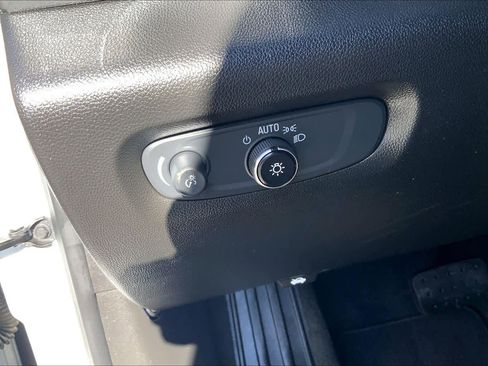 Used 2022 Chevrolet Traverse LS image 32