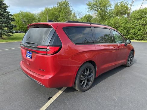 Used 2025 Chrysler Pacifica Limited FWD image 3