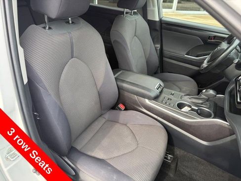 Used 2023 Toyota Highlander LE FWD image 11