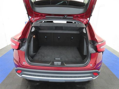 Used 2025 Chevrolet Trax LT w/ LT Convenience Package FWD image 12