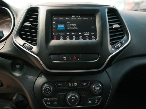 Used 2019 Jeep Cherokee Latitude Plus FWD image 17