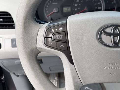 Used 2013 Toyota Sienna LE w/ Towing Pkg FWD image 21