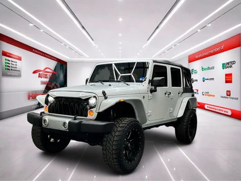 Used 2017 Jeep Wrangler Unlimited Sahara w/ Connectivity Group AWD/4WD image 4