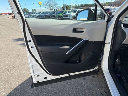 Used 2025 Toyota Corolla Cross L image 12