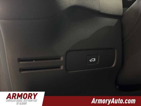 Used 2023 Volvo XC40 B5 Core w/ Convenience Package image 12