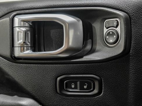 Used 2018 Jeep Wrangler Unlimited Sahara image 40