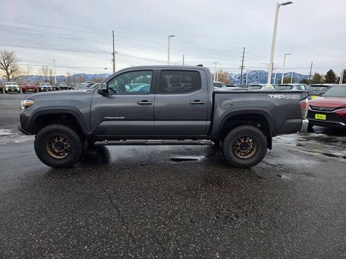Used 2021 Toyota Tacoma TRD Off-Road image 2
