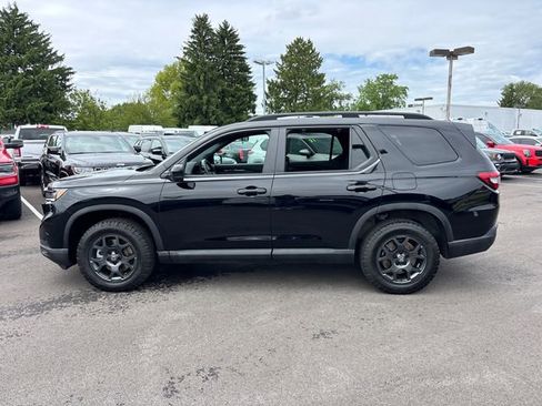 Used 2025 Honda Pilot TrailSport image 3