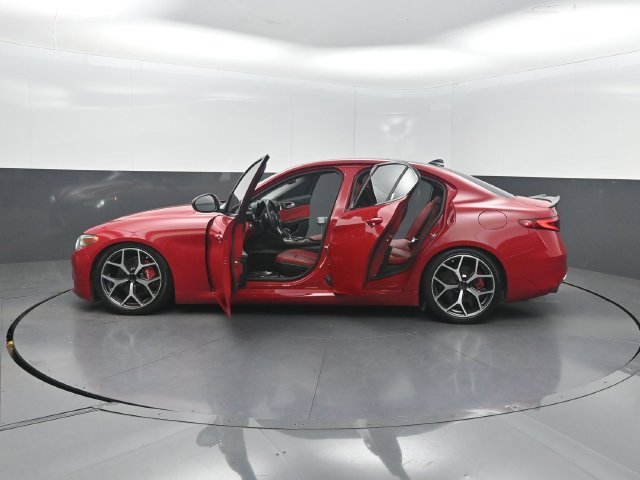 Used 2019 Alfa Romeo Giulia Ti RWD image 33