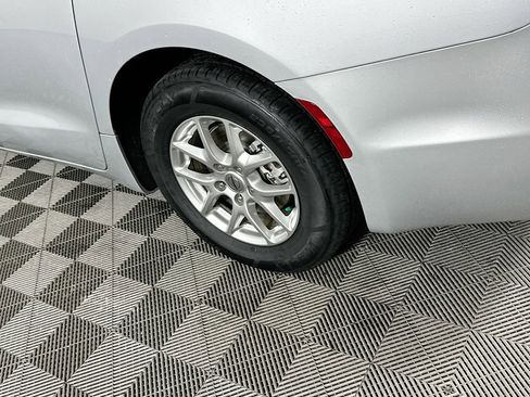 Certified 2024 Chrysler Pacifica Touring-L image 42