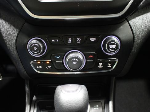 Used 2019 Jeep Cherokee Latitude w/ Popular Appearance Group FWD image 16