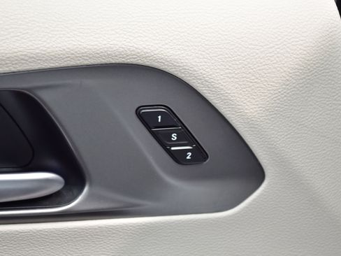 Used 2024 Chrysler Pacifica Touring-L image 18