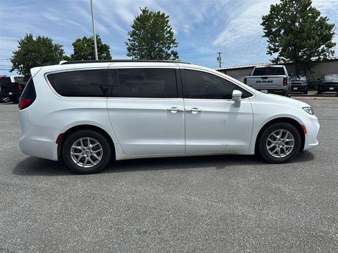 Used 2022 Chrysler Pacifica Touring-L FWD image 6