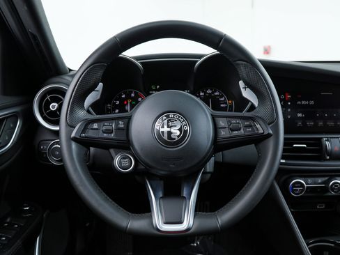 Used 2023 Alfa Romeo Giulia Veloce RWD image 17
