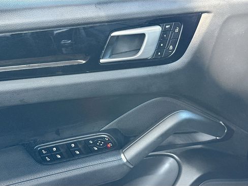Used 2022 Porsche Cayenne image 18