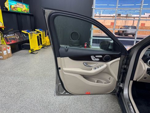 Used 2021 Mercedes-Benz GLC 300 4MATIC image 9