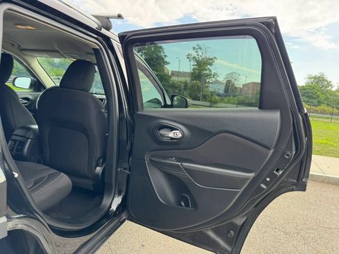 Used 2017 Jeep Cherokee Latitude AWD/4WD image 16