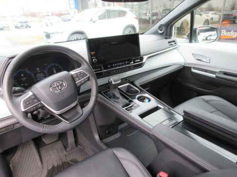 Used 2025 Toyota Sienna XSE w/ XSE Plus Package image 12