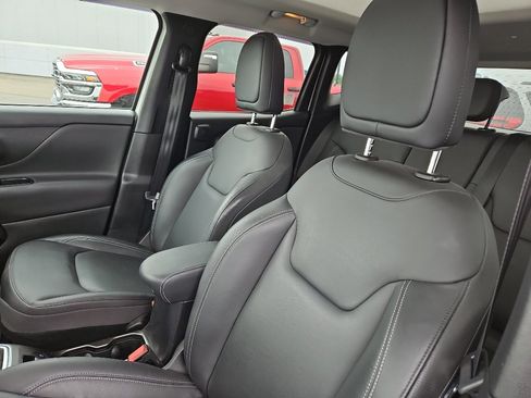 Used 2018 Jeep Renegade Limited w/ UConnect 8.4 Nav Group AWD/4WD image 8
