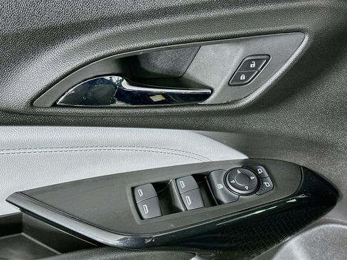 Used 2025 Chevrolet Trax LT w/ LT Convenience Package FWD image 15