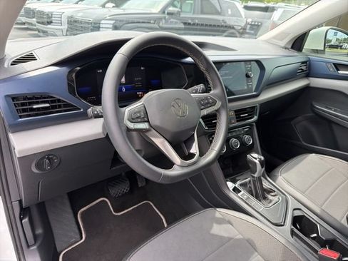 Used 2023 Volkswagen Taos SE w/ Panoramic Sunroof Package FWD image 10