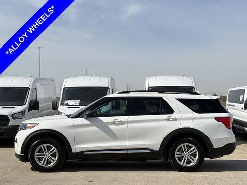 Certified 2021 Ford Explorer XLT image 3