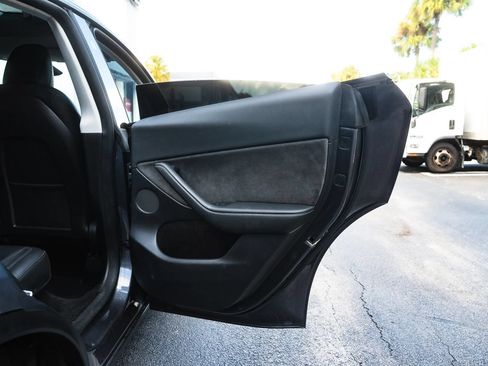 Used 2023 Tesla Model Y 2WD image 21