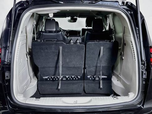 Used 2023 Chrysler Pacifica Touring-L FWD image 19