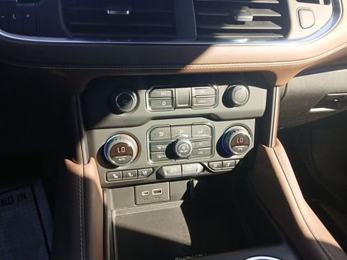 Used 2022 Chevrolet Suburban High Country image 25