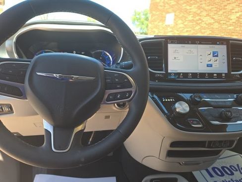 Used 2024 Chrysler Pacifica Limited FWD image 14