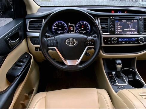 Used 2019 Toyota Highlander XLE image 5